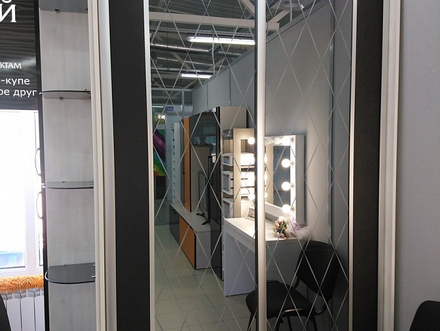 Современный шкаф-купе двухдверный с зеркальными фасадами фото с ценой