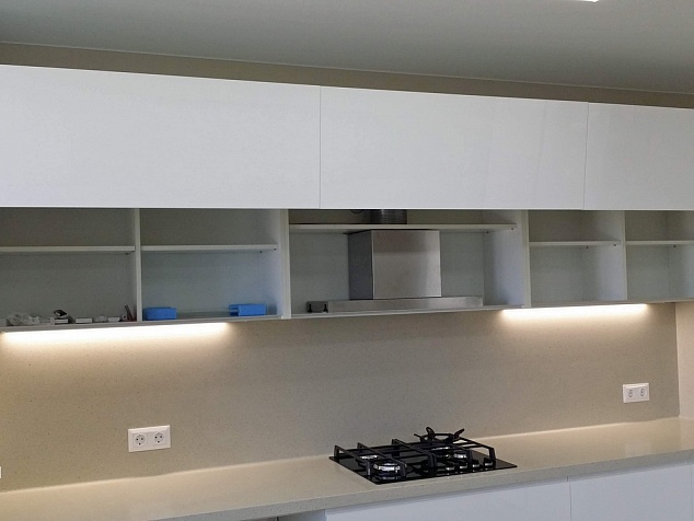 Белая кухня с нежно-бежевым фартуком и столешницей, стиль минимализм фото с ценой