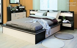 Уютная спальня с высокой и роскошной кроватью на заказ фото мебели