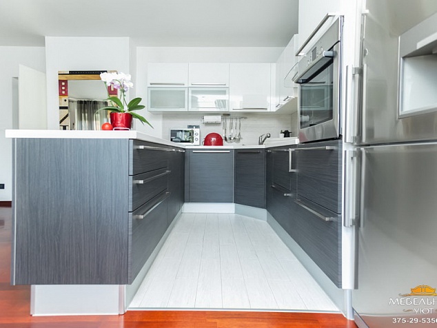 Белая кухня П-образная с нижними фасадами "серый графит" фото с ценой. Мебельный уют.