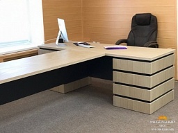 Стильный комплект офисной мебели руководителя 