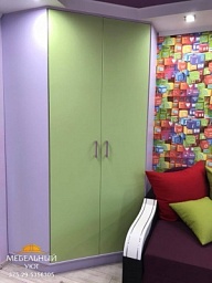Двухцветный шкаф нежных оттенков для детской комнаты на заказ фото мебели