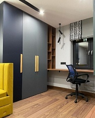 Шкаф с серыми матовыми фасадами на заказ фото мебели