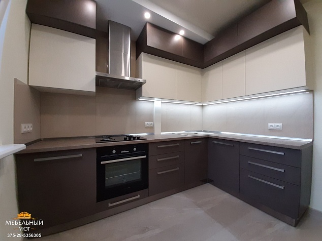 Стильная угловая кухня с подсветкой фото с ценой