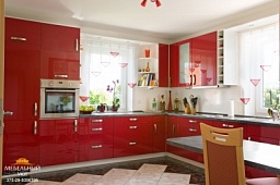 Угловая глянцевая красная кухня