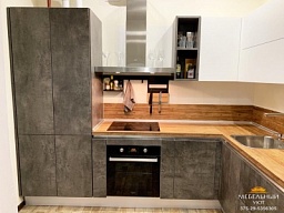 Кухня комбинированная бетон с белым и деревянной столешницей и фартуком