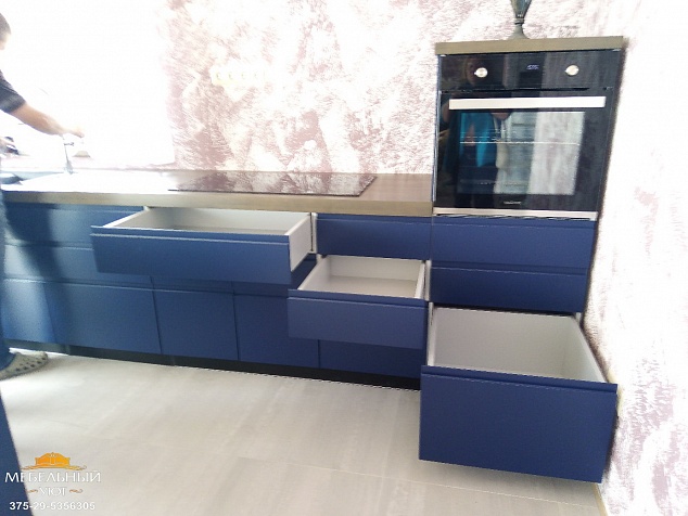 Кухня с синими фасадами в стиле минимализм фото с ценой. Мебельный уют.