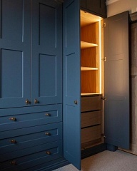 Темно-синий распашной классический шкаф под потолок с подсветкой