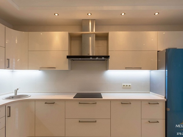 Белая глянцевая кухня с подсветкой фото с ценой