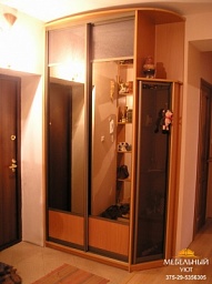 Лаконичная прихожая шкаф-купе с зеркалами и закрытыми боковыми полками