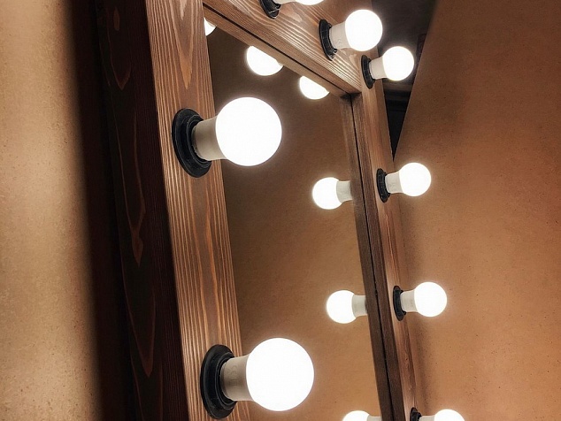 Зеркало для спальни в деревянной раме с подсветкой фото с ценой. Мебельный уют.