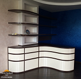 Ресепшен с гнутыми фасадами и плавными очертаниями на заказ фото мебели. Мебельный уют.
