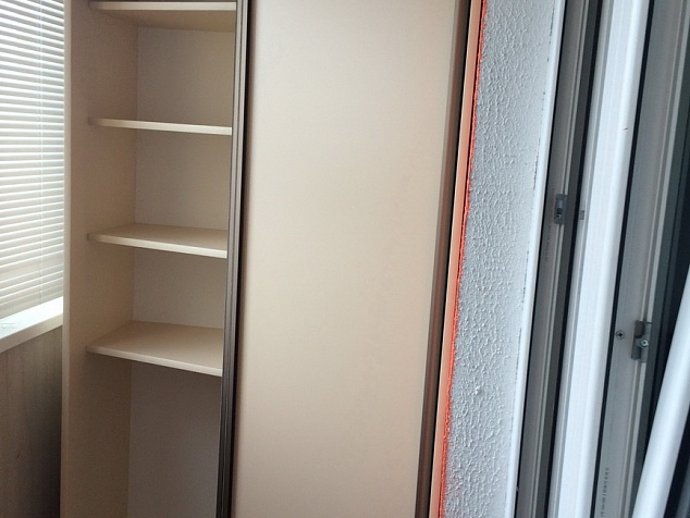 Шкаф-купе светлых оттенков для небольших помещений