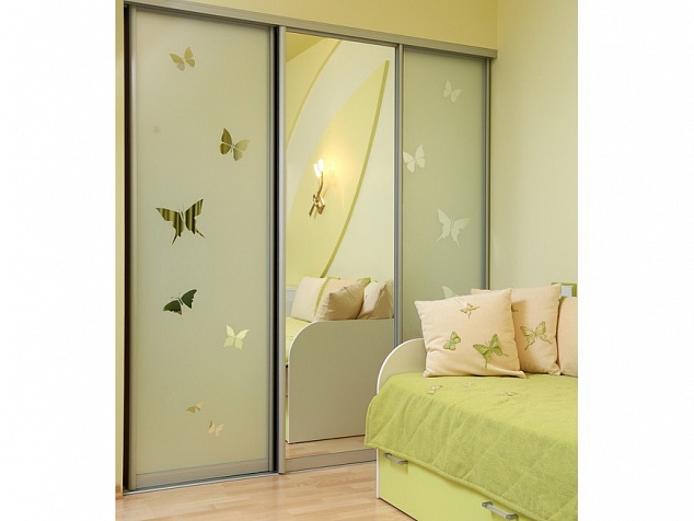 Нежный 3-х дверный шкаф-купе для спальни с пескоструйным рисунком бабочки фото с ценой. Мебельный уют.