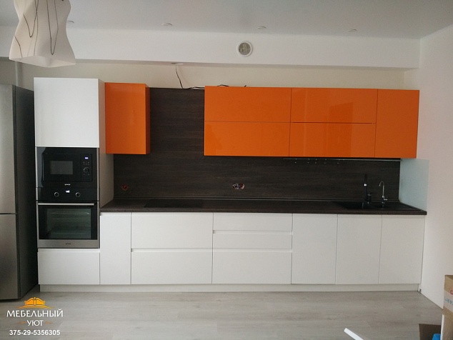 Кухня глянцевая бело-оранжевая 