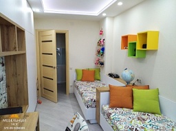 Практичная спальня для узкой комнаты на заказ фото мебели