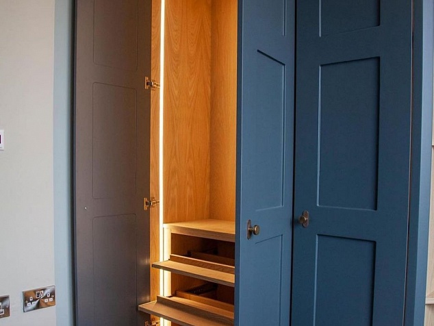 Темно-синий распашной классический шкаф под потолок с подсветкой