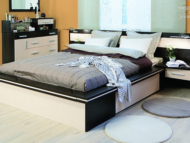 Уютная спальня с высокой и роскошной кроватью фото с ценой. Мебельный уют.