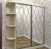 Зеркальный светлый шкаф-купе для спальни с угловыми полками на заказ фото мебели