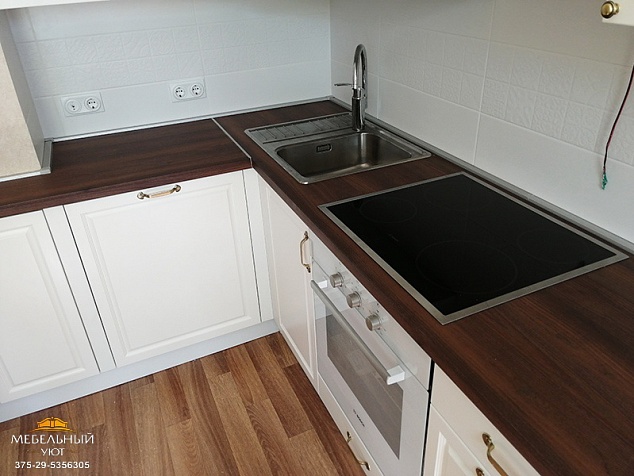 Классическая угловая кухня с белыми и стеклянными шкафами фото с ценой
