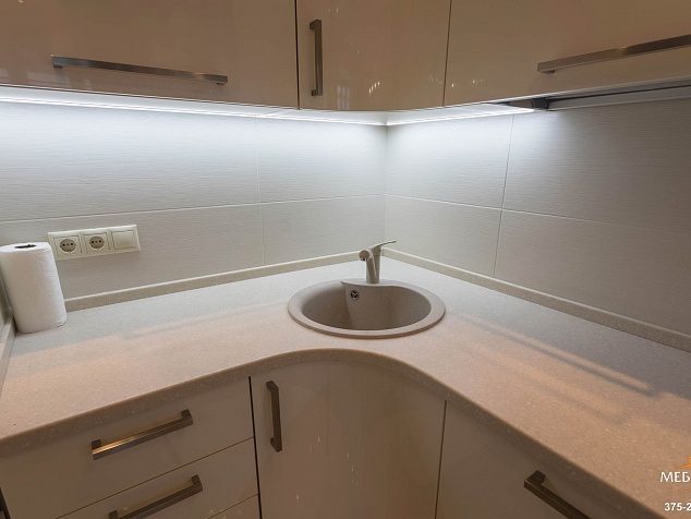 Белая глянцевая кухня с подсветкой