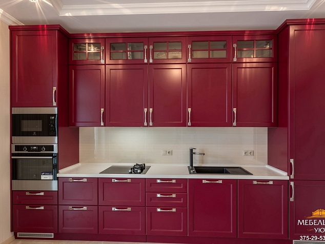Шикарная темно-красная кухня с белым фартуком и столешницей фото с ценой