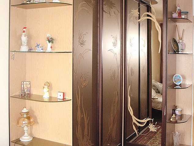 Угловой трехстворчатый шкаф-купе с пескоструйным рисунком, подсветкой и стеклянными боковыми полками фото с ценой