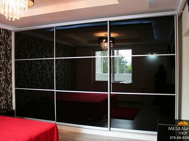 Современный шкаф-купе 3-х дверный, черное глянцевое стекло (лакобель) фото с ценой. Мебельный уют.