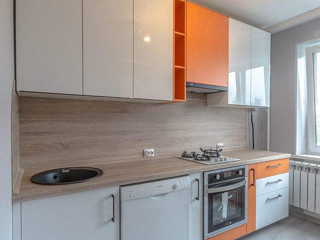 Белая линейная кухня с оранжевой отделкой, фартук и столешница под дерево фото с ценой. Мебельный уют.