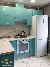 Угловая мини-кухня бирюзового цвета на заказ фото мебели