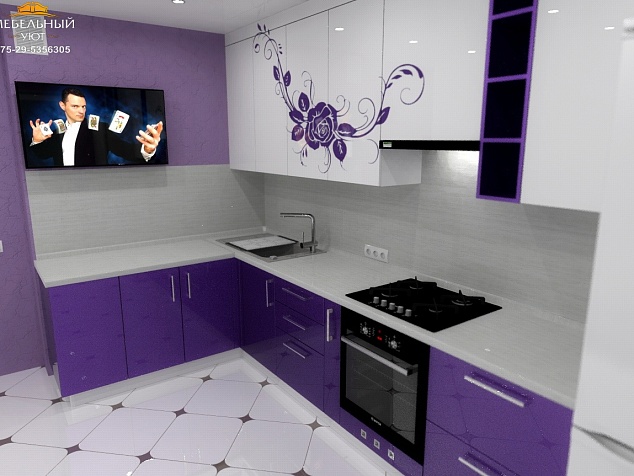 Кухня фиолетовая с белым и узором на верхнем фасаде
