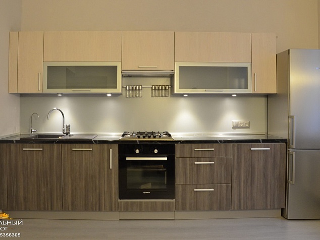 Линейная двухцветная кухня в эко-стиле фото с ценой. Мебельный уют.