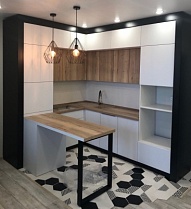 Белая комбинированная кухня с отделкой под дерево на заказ фото мебели. Мебельный уют.