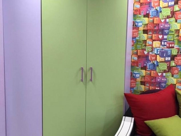 Двухцветный шкаф нежных оттенков для детской комнаты фото с ценой. Мебельный уют.