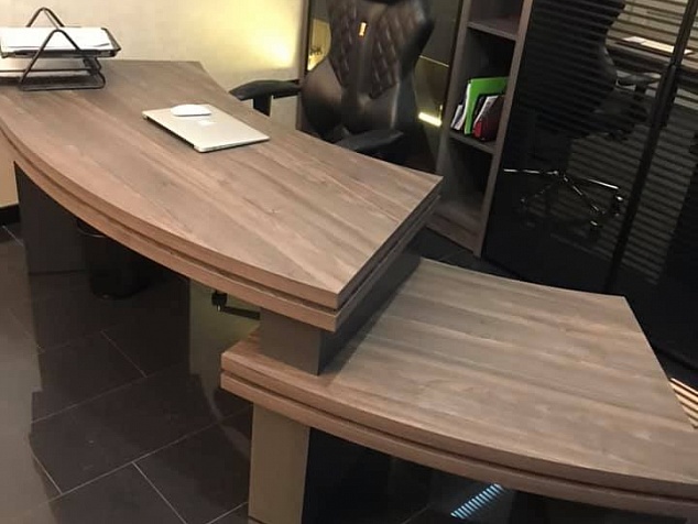 Красивый комплект офисной мебели со стильным столом