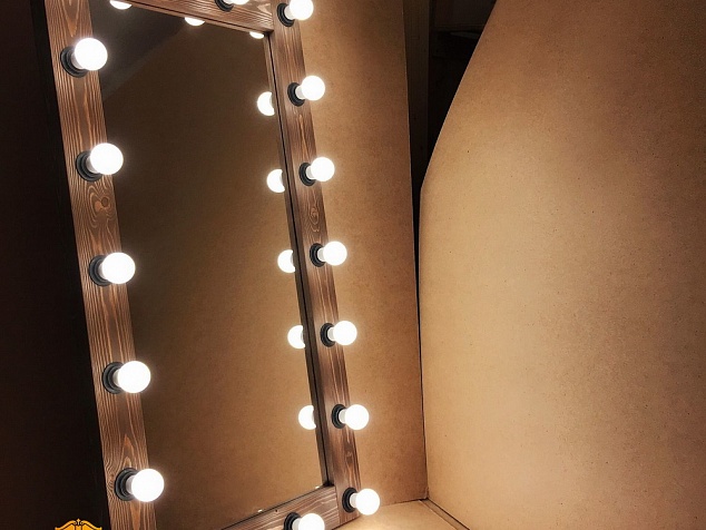 Зеркало для спальни в деревянной раме с подсветкой
