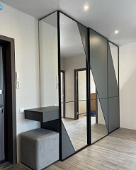 Матовый серый шкаф-купе с зеркалом для прихожей на заказ фото мебели